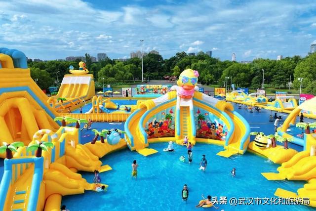 8米高的小黄鸭萌力全开，抓住暑期尾声来一起玩水