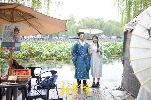 雨中泉城美景，为游客拍写真添古韵
