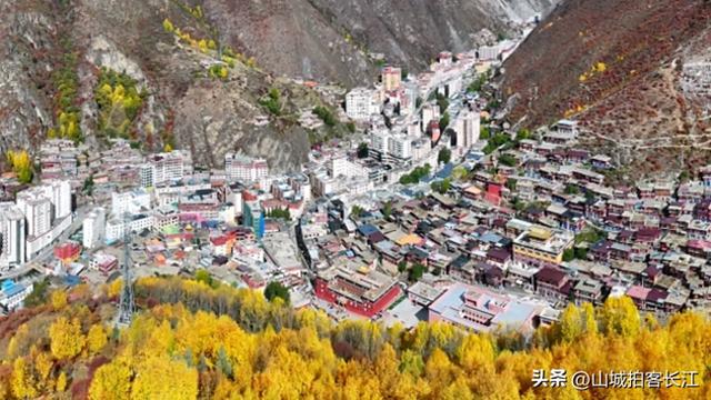 四川偏远的“一线”小城，房子挂在悬崖边，看着就令人心生畏惧！