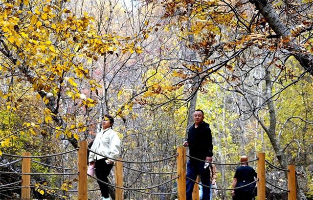 包头九峰山假期迎客近2万人次，游客赞景美服务周到