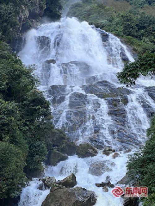 全国媒体达人云南行|在飞瀑、幽峡与林海间　遇见哀牢山生态旅居之美