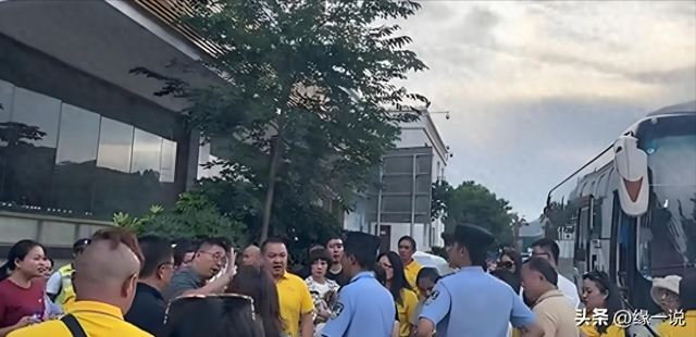 130名游客被丢服务区暴晒，旅游团六小时不发车，根本不是钱的事