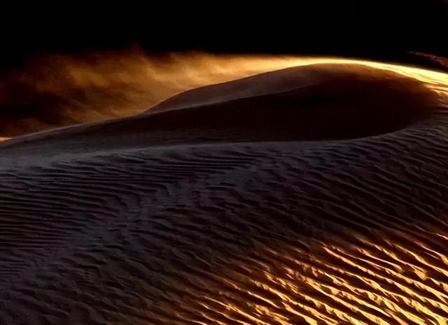 沙漠与湖泊相拥！西藏这片五彩沙丘美到犯规