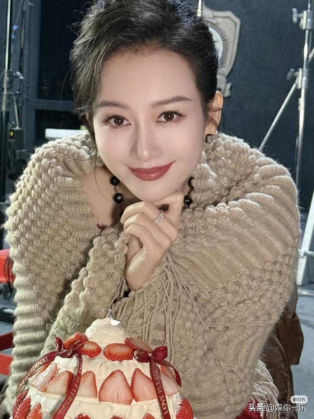 王鸥晒美照，坐实已嫁何九华！两手托着苹果，婚戒戴在中指超晃眼