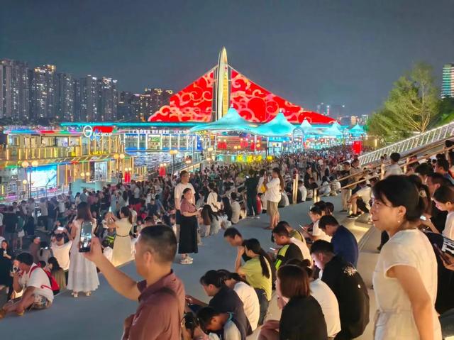 “第一天出去旅游的人已老实”！多地景区人人人人人，广州南站刷新两项历史纪录