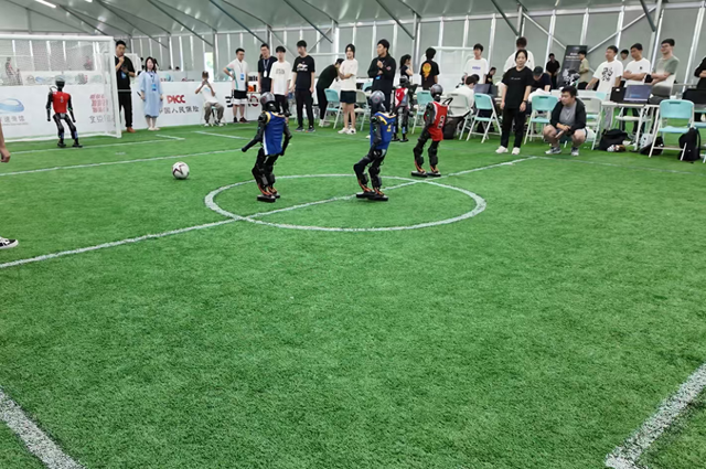 探访北京人形机器人赛训基地：机器人练习踢足球