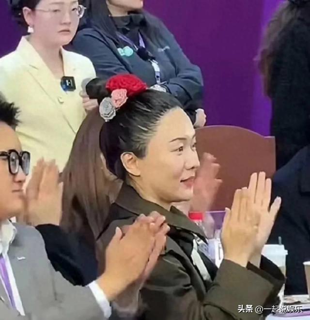 霍思燕的发际线，整齐的像芭比娃娃新换的头皮，一眼就好假！