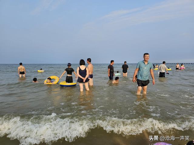 大海的魅力，有夕阳西下，有浪声阵阵，有欢笑追逐，有涛声滚滚