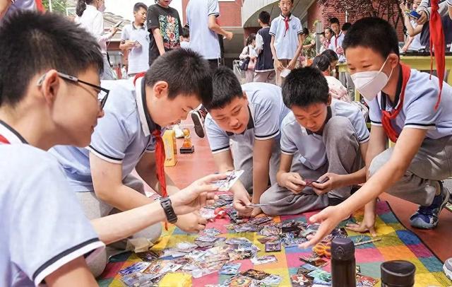 靠卖纸片“收割”小学生！卖9.9元卡牌的卡游，撑起 44 亿年利润