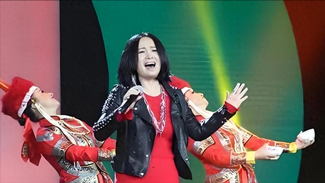 她连续5次上春晚，私下却和恩师同居怀孕被骗流产，现在57岁单身