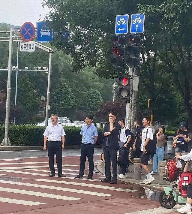 网友在北京路口碰到靳东啦！这天儿热得要命，他居然还穿那么讲究