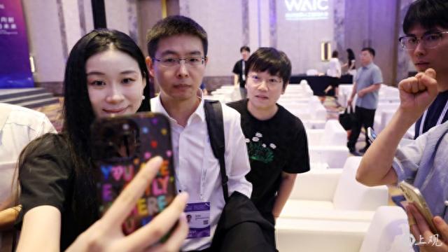 城事｜现身人工智能大会，王兴兴连说“我现在好忙，后面事好多”