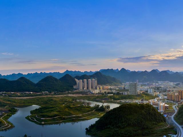 夏未远，冬已至：——在季节里行吟水城