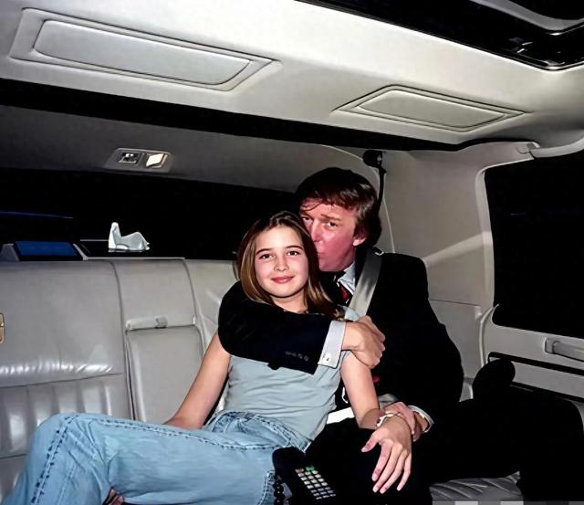 1995年，14岁的伊万卡和父亲在房车内留下这张老照片