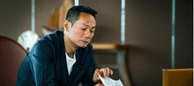 16年前，他在爱妻葬礼上哭到昏厥发誓永不再娶，如今怎么样了？