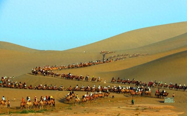 甘肃敦煌：大漠风情美 暑期旅游热