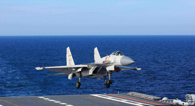 反超美国！教练10舰载教练机加速，中国航母人才培养提速