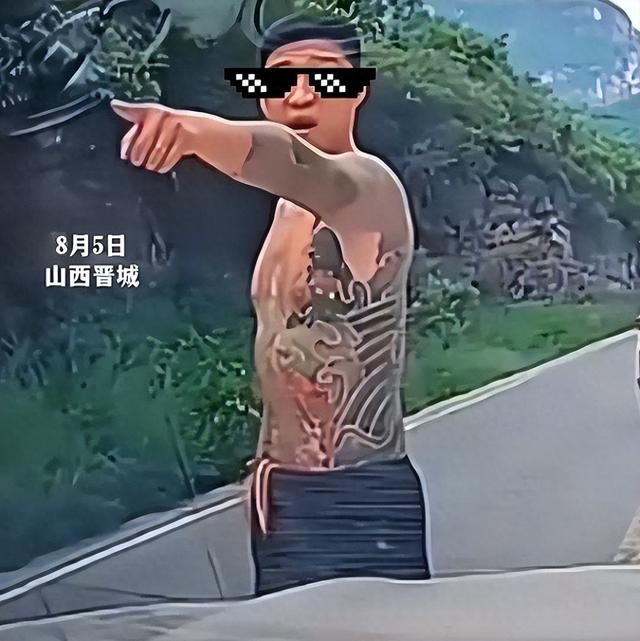 无牌奥迪加塞恐吓女子后续！纹身男身份被扒，难怪嚣张，恐被拘留