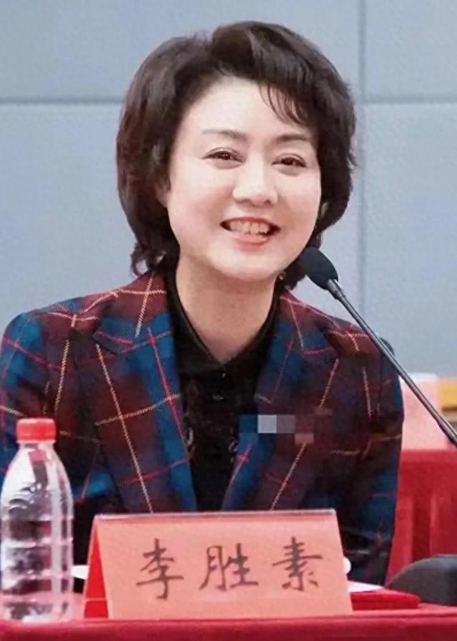 至今未婚未育，身边却有男人陪了近27年！59岁的她才是真人间清醒