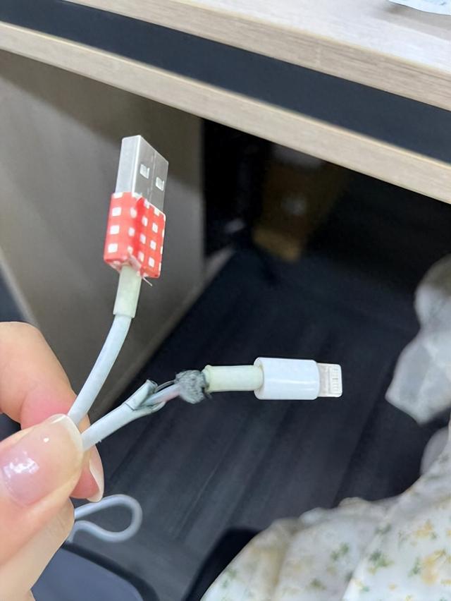 苹果手机数据线充不进去电是什么原因（为什么手机充电线总是坏在接头处）
