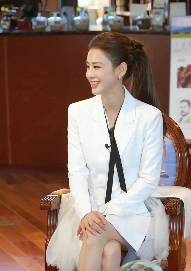 这是黄圣依？差点没认出来，气质完全不一样了呀，像是变了一个人