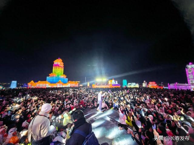 冰雕映烟花！长春冰雪新天地上演冬日浪漫