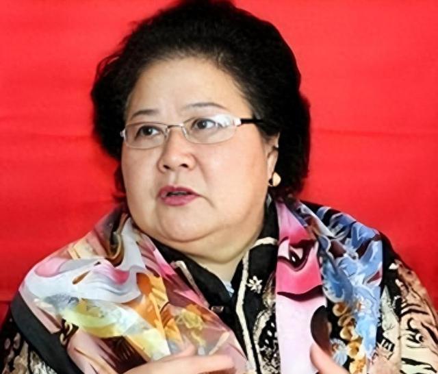 吃里爬外，永不回国？她带领30名演员选择留美，如今年过花甲归来