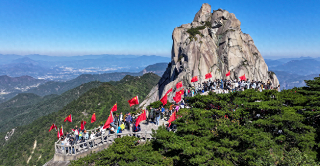 “志愿红” 成为国庆假期天柱山最动人的色彩