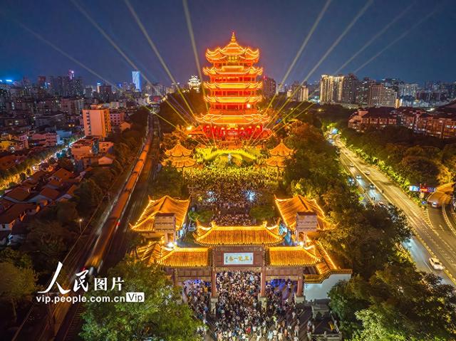 湖北武汉：黄鹤楼人气旺