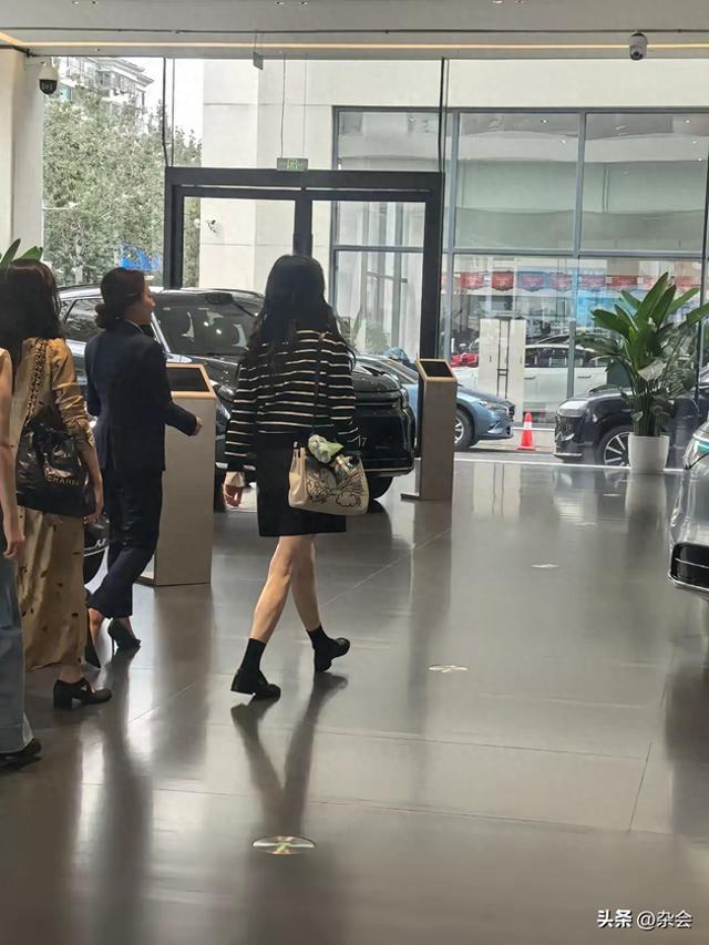 蒋欣北京现身鸿蒙智行，疑似要入手问界M9啦！