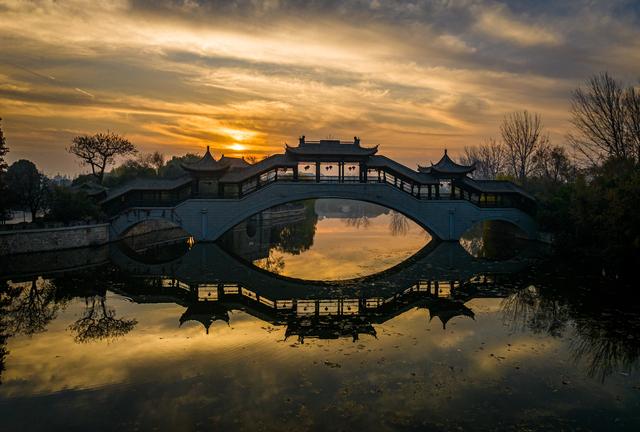 水乡冬日，晨光晕染下的大运河