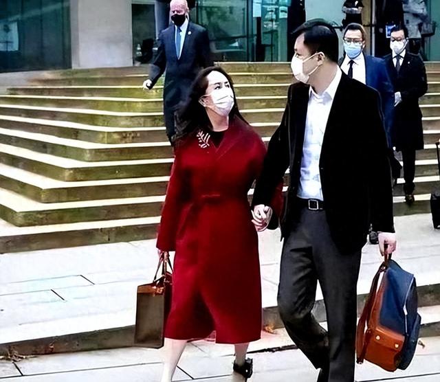 看了孟晚舟的穿搭，我悟了：大衣不配丝袜、靴子，才更高级又显贵