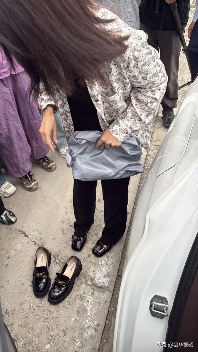 崔丽丽身穿遭性侵当日的衣服，与丈夫十指相扣出庭：这身行头曾是耻辱，如今是战袍！
