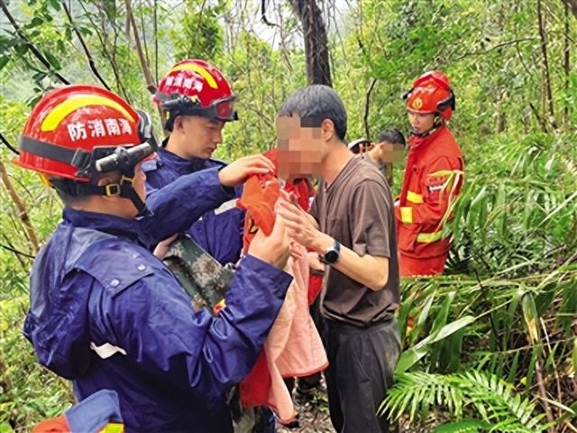 两名游客登山走小路探险被困