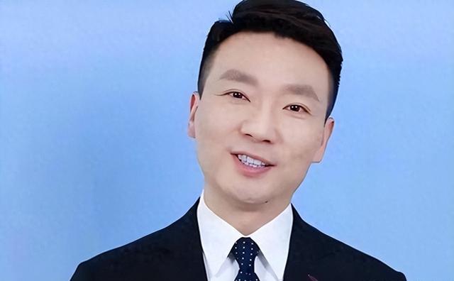"央视一哥"康辉，丁克一辈子，却在四十岁接到一通电话让他后悔