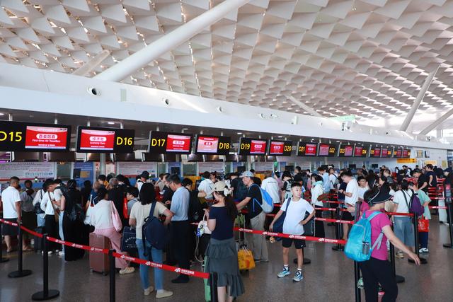 暑运过半 郑州机场超270万旅客见证出行热潮