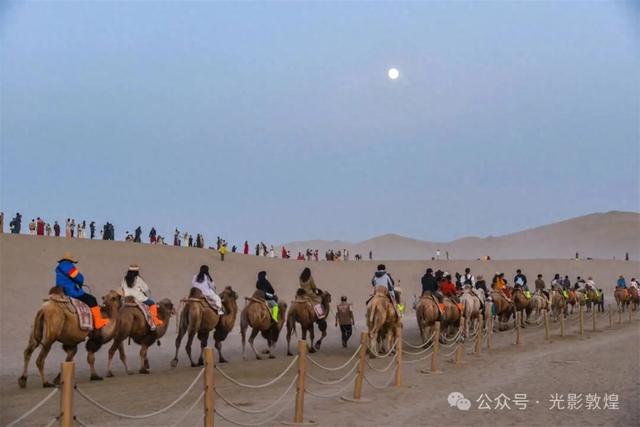 甘肃敦煌迎来国庆节中秋节双节旅游高峰