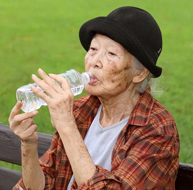 医生发现：大量喝水的糖尿病患者，用不了多久，身体或有3大变化