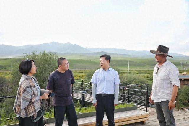 何谋保在夏河调研时强调 推动环境提质服务提档业态提级品质提升 全域全季开创文旅产业高质量发展新局面
