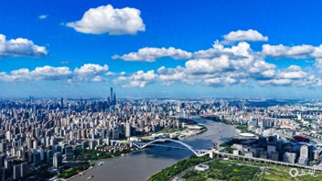 蓝天白云扮靓申城，市民尽享诗画美景