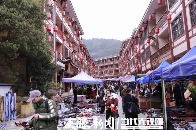 凯里“绣里淘”非遗集市焕新升级 文旅融合“热气腾腾”