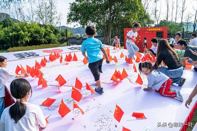 国庆假期这个 “红旗映山河” 火了！孩子玩着学地理，大人们很感动
