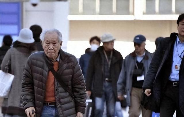 中国将迎人口死亡高峰！22年1041万，23年1100万，去年死亡多少？