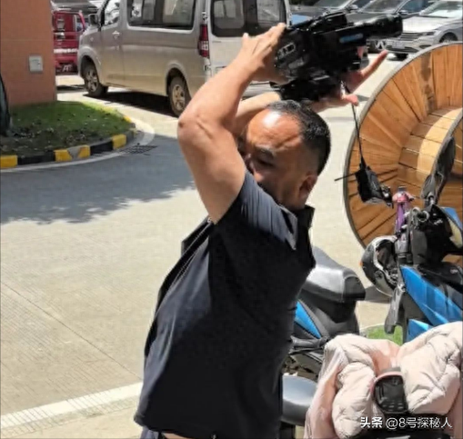 男子砸记者设备：记者透露后续，厂家账号被扒，身负27个法律诉讼