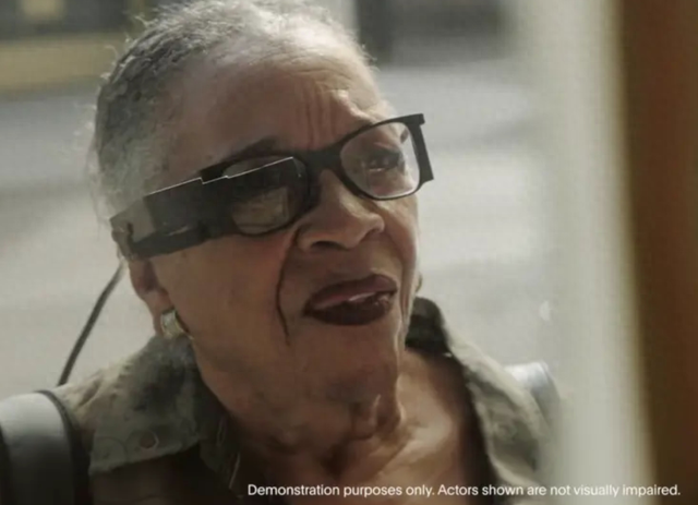 70岁奶奶失明15年，靠2毫米芯片重见光明，连罐头标签都能看清！