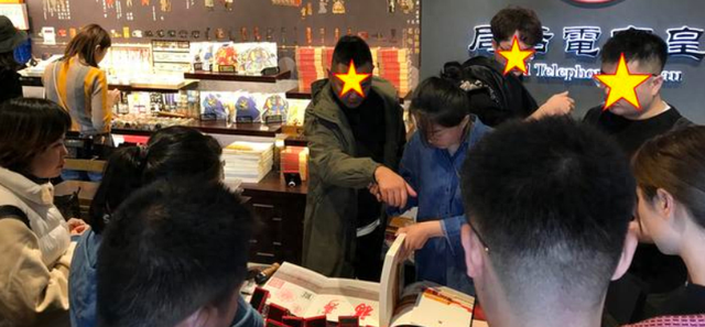 每年在故宫排大队的年轻人，可能不是来逛的......