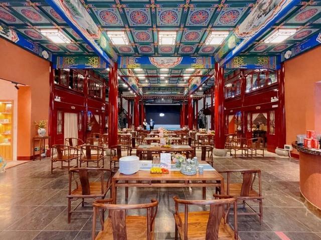 在济南大明湖畔的百年戏楼里品茗听戏，是种什么体验？