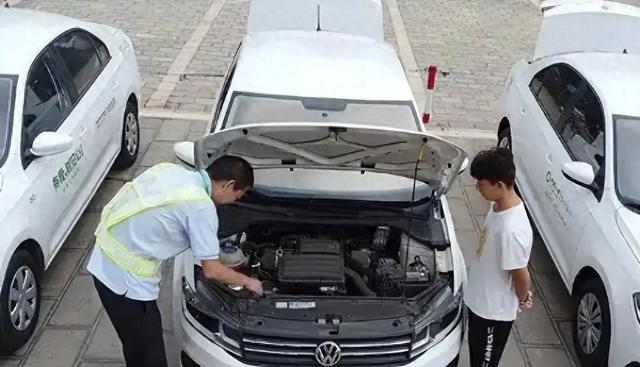 4 万电车保费涨 500！27 万油车反降，车主懵了：就这险企还喊亏？