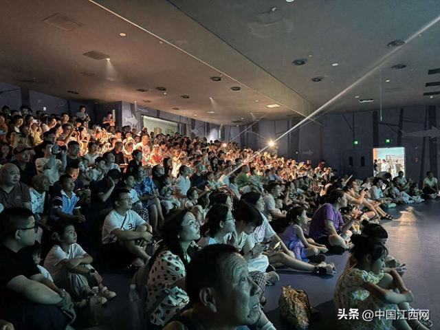 江豚湾美人鱼表演引游人如织