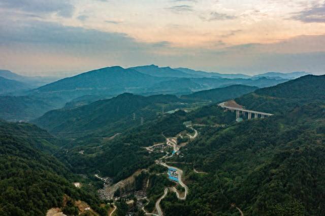 武汉人，去了麻城跟红安，直言不讳：两地人气质与发展各有乾坤